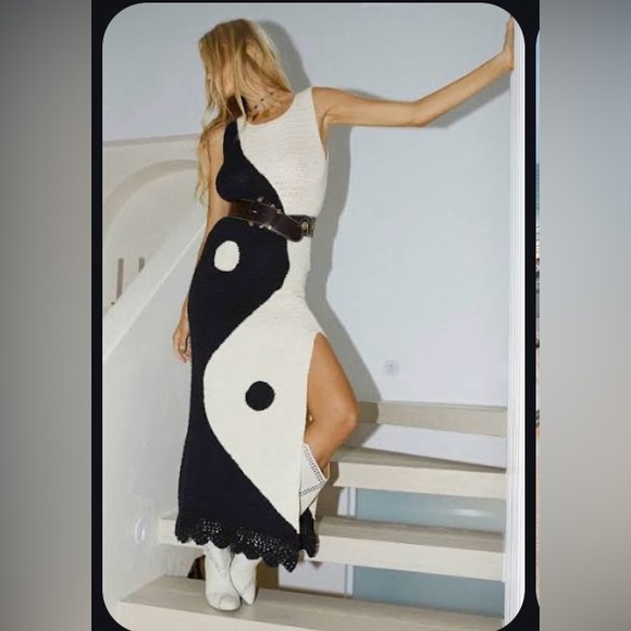 CU Yin/Yang Gown - Picture 5 of 6